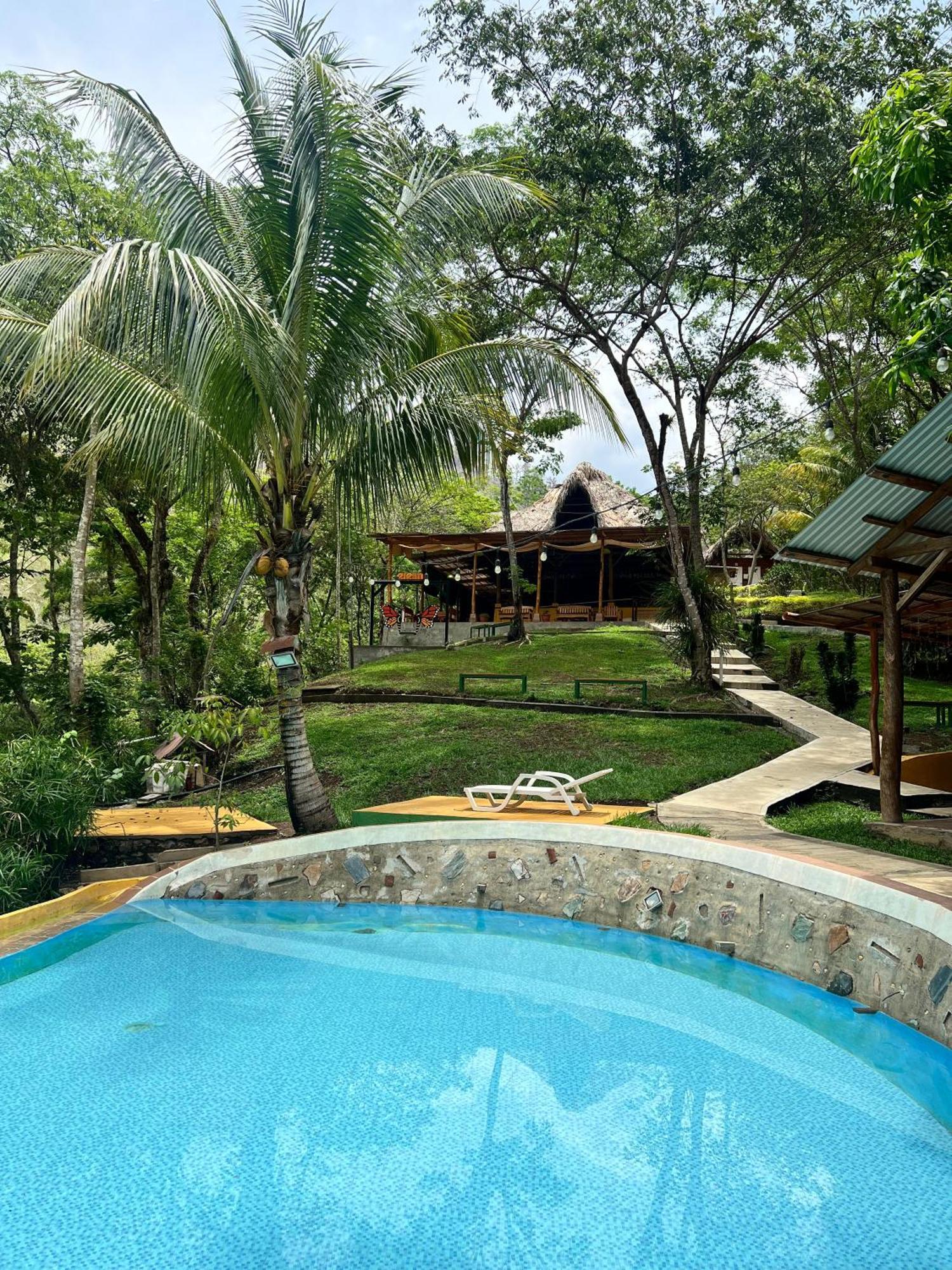 Oasis The Traveler Hostel Lanquin Exterior photo