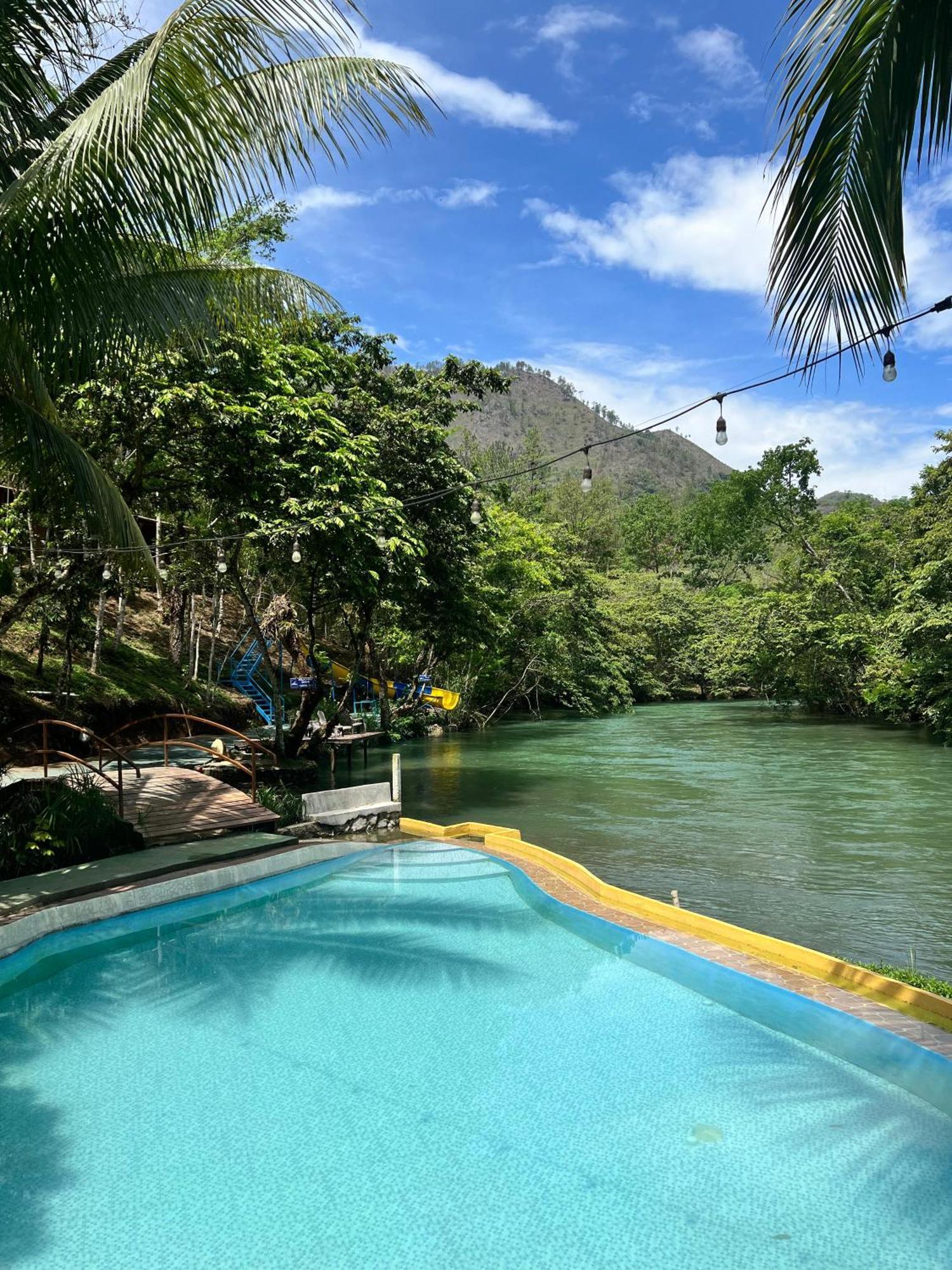 Oasis The Traveler Hostel Lanquin Exterior photo
