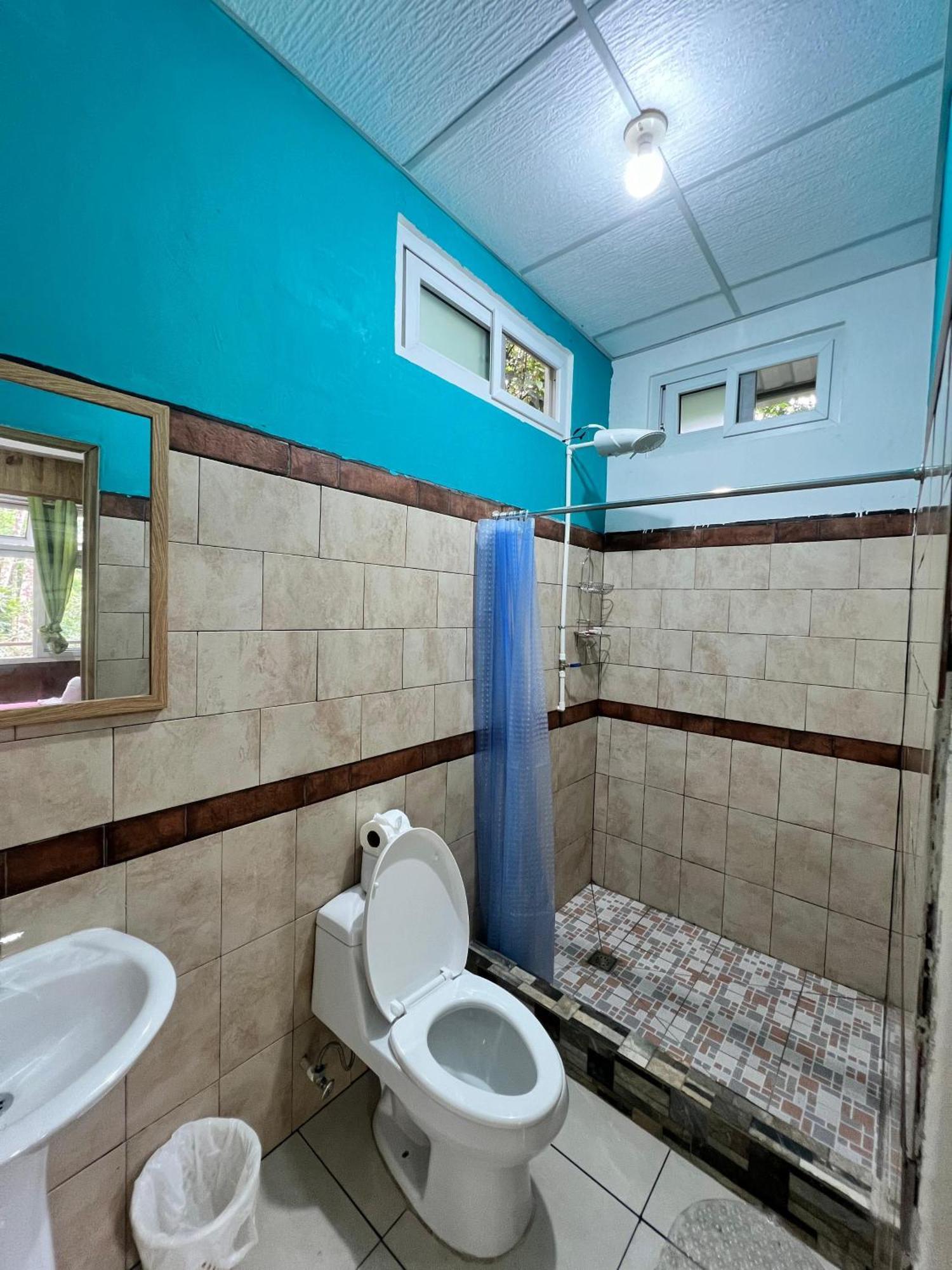 Oasis The Traveler Hostel Lanquin Exterior photo