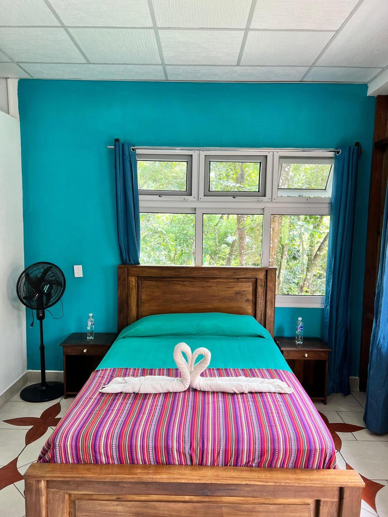 Oasis The Traveler Hostel Lanquin Exterior photo