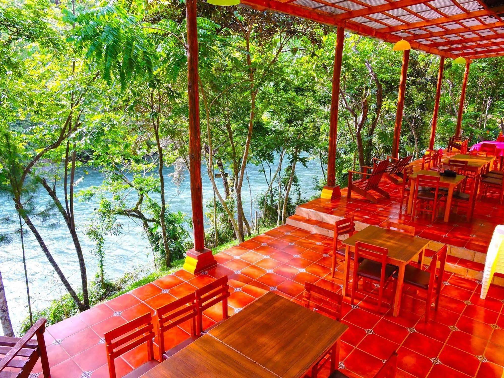 Oasis The Traveler Hostel Lanquin Exterior photo